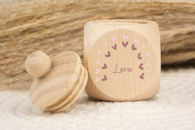 Zahndose Holz mit Name Personalisiert - Regenbogen Herzen