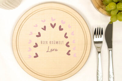 Frühstücksbrettchen Holz rund personalisiert - Regenbogen Herzen