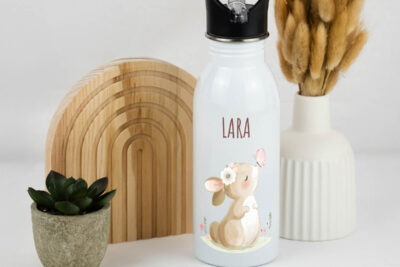 Trinkflasche Kinder personalisiert - Hase mit Schmetterling